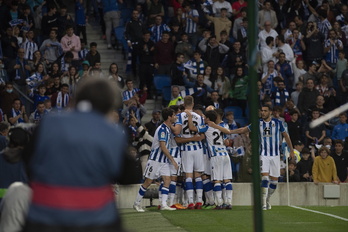 Los jugadores de la Real celebran uno de los últimos goles marcados en Anoeta esta temporada.