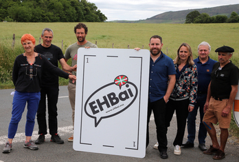 Le candidat abertzale, avec sa suppléante, soutenus par des membres du collectif Marienia Ez Hunki.