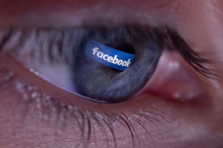 Cambridge Analytica recopiló datos de millones de usuarios de Facebook sin su consentimiento y con fines políticos. 