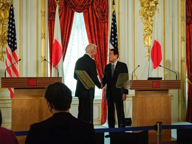El presidente de EEUU, Joe Biden, y el primer ministro japonés, Fumio Kishida, se saludan durante la conferencia de prensa en el Palacio Akasaka, en Tokio.