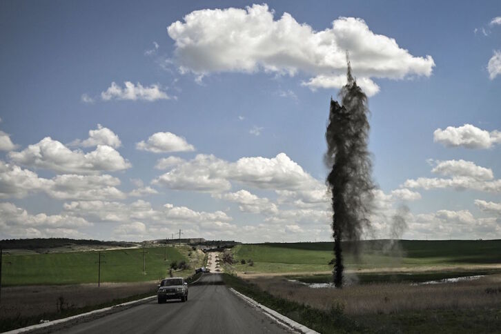 Impacto de un mortero en la carretera que llega a Lysychansk, en el Donbass.
