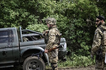Soldados ucranianos establecen un puesto de control cerca de la ciudad de Lysychansk, en el Donbass.