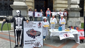 Protesta de Argitan y Kakitzat ante la Diputación de Bizkaia contra el gasto militar.