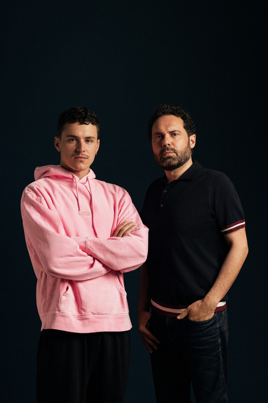 El actor Aron Piper y el director Aitor Gabilondo. 