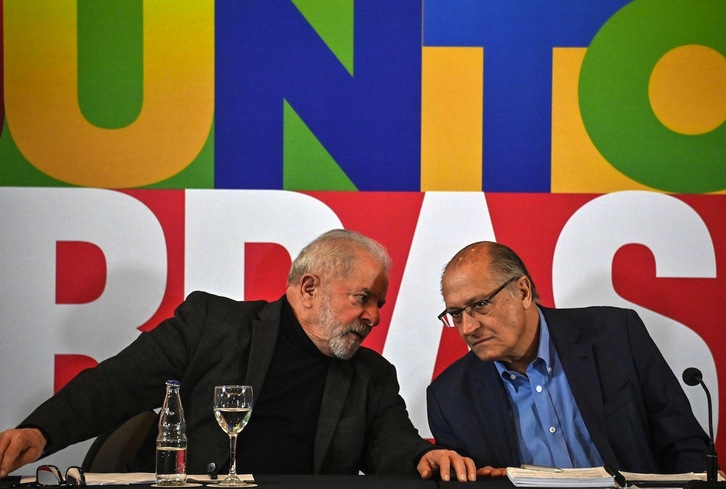 Luiz Inácio Lula da Silva (izq) conversa con el exgobernador de Sao Paulo Geraldo Alckmin durante un encuentro con partidos políticos que apoyan su campaña presidencial.