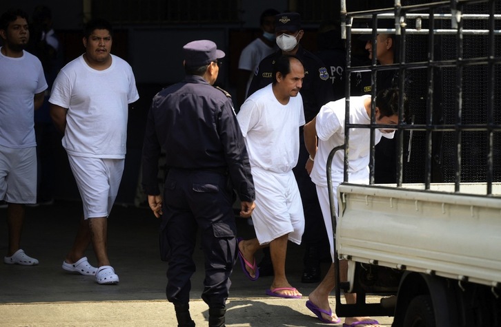 Detenidos durante el régimen de excepción en El Salvador, vestidos con la ropa blanca que les facilitan sus familiares.