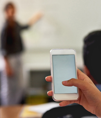 El móvil como recurso educativo se generaliza en las aulas.