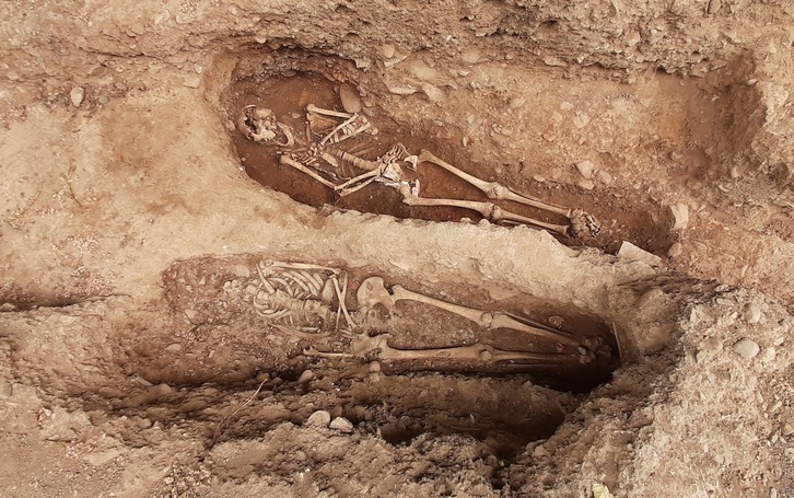 Dos enterramientos localizados en la necrópolis de un convento medieval de Iruñea.