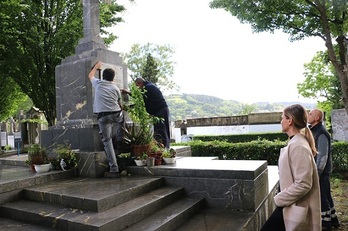 Operarios de Polloe proceden a retirar la placa del mausoleo franquista.