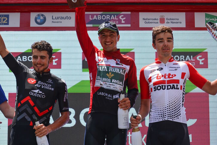 Camilo Castro, Jefferson Cepeda y Kobe Goossen, en el último podio de la Vuelta a Nafarroa.