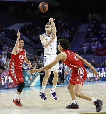Fabien Causeur cuela el pase entre Dani Pérez y Bako.