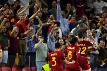 Los jugadores de la Roma celebran el único tanto de la final marcado por Zaniolo.
