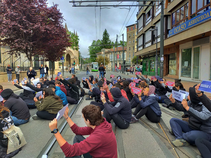 Ernaiko kideek eserialdia egin dute Gasteizko Parlamentuaren aurrean.
