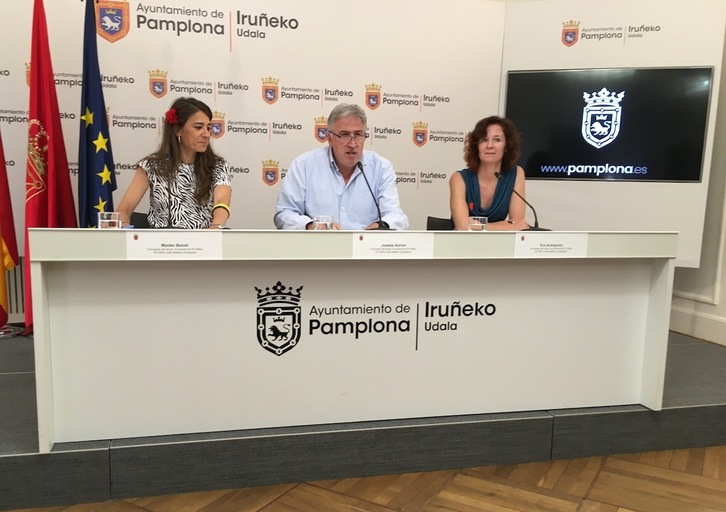 Comparecencia ante los medios de Maider Beloki, Joseba Asiron y Eva Aranguren para denunciar la gestión de los sanfermines de Maya.