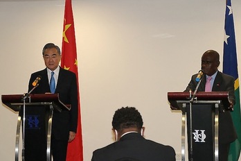 Los titulares de Exteriores chino, Wang Yi, y de las Islas Salomón, Jeremiah Manele, en la capital, Honiara. 