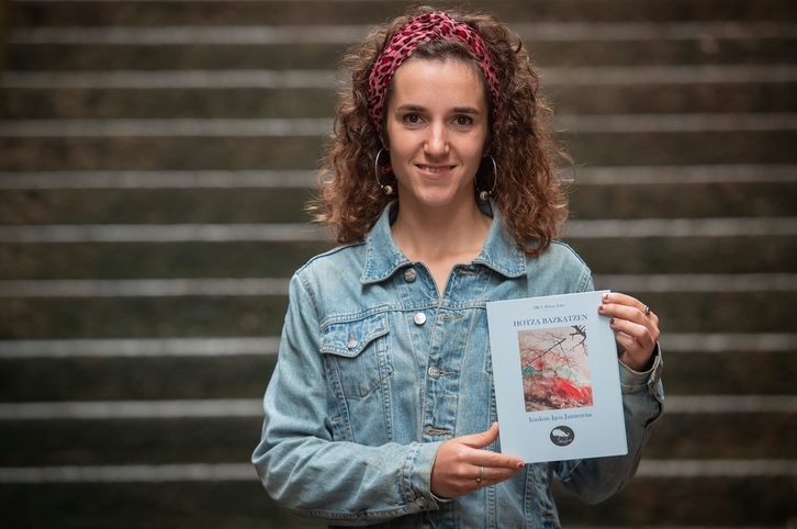 Izaskun Igoa Jaimerena idazleak ‘Hotza bazkatzen’ poesia liburua idatzi du.