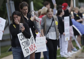 Dolor y demanda de control de armas en Texas, con mensajes contra la poderosa NRA. 