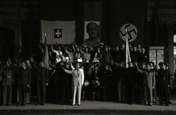 Irungo tren geltokiko argazki honetan 1937ko jendarte faxistako kideak ageri dira, gurutzea, Franco eta svastika ikur gisa dituztela.