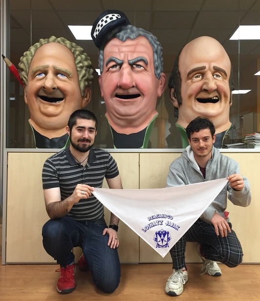 Unai Ariztimuño y Jesús García, delante de los cabezudos Bagoilari, Pitxu y Koxkolo.