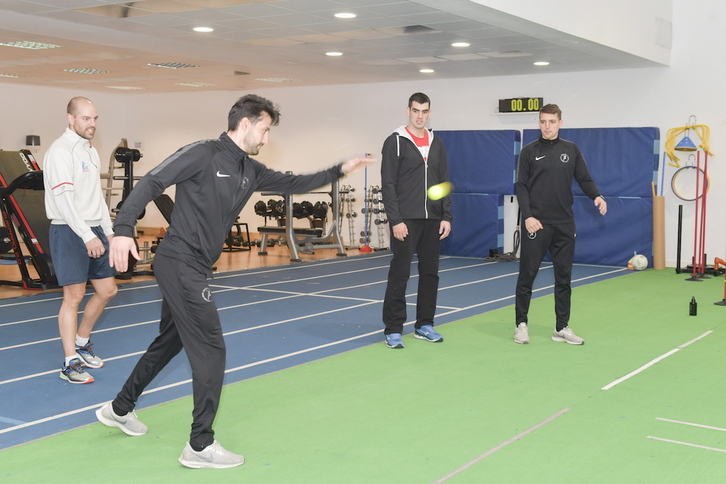 Rubén Ayarra junto a Ezkurdia y Carlos Chocarro en un entrenamiento en Zentrum.