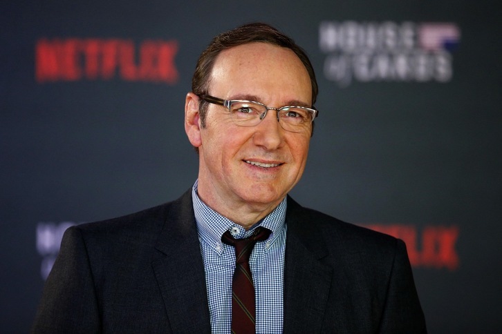 El actor Kevin Spacey ha sido acusado en Gran Bretaña de cuatro delitos de agresión sexual contra tres hombres.