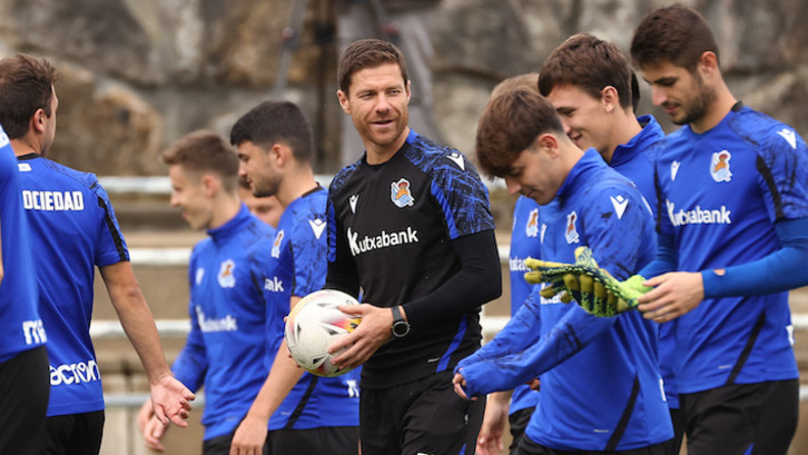 Xabi Alonso junto a futbolistas del Sanse durante un entrenamiento en Zubieta.