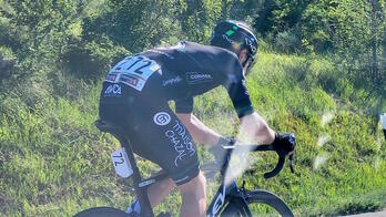 Oliver Knight, en la escapada que le ha permitido lograr todos los maillots en el podio.