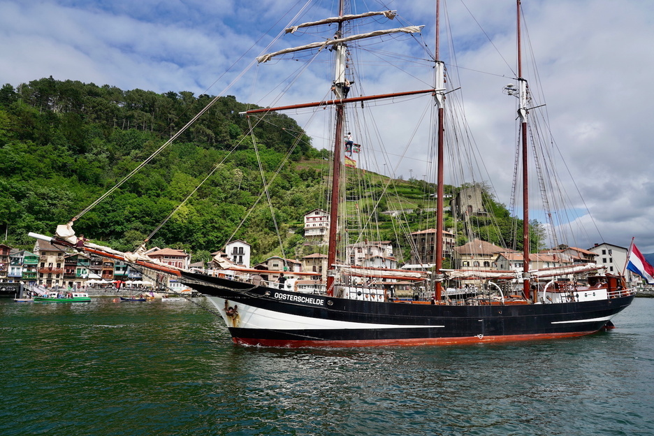 Oosterschelde es una goleta de tres mástiles de Países Bajos, construida en 1918.