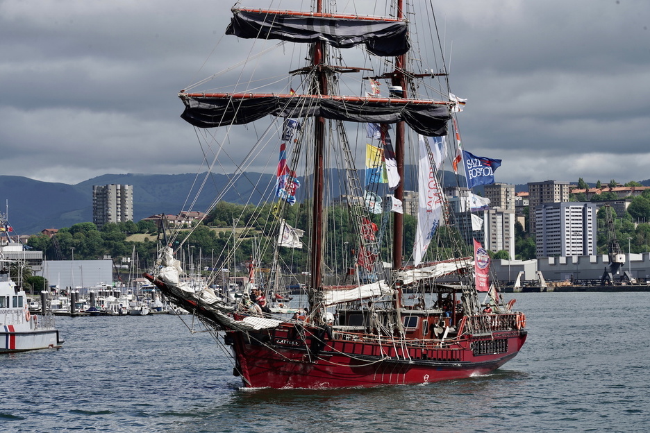 El Atyla es una goleta de dos palos construida en madera en 1984.