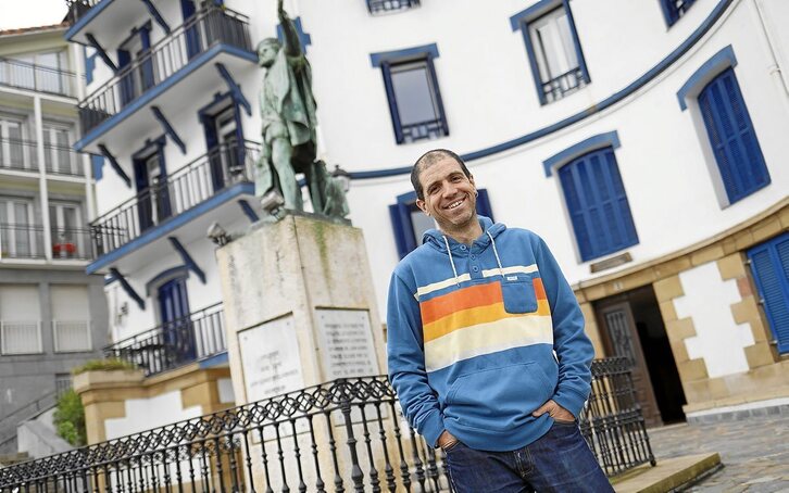 Kepa Iribar Getarian, Elkanoren estatua atzean duela.