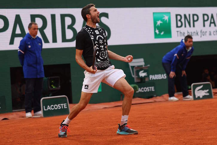 Gilles Simon celebra por todo lo alto su triunfo ante Steve Johnson.