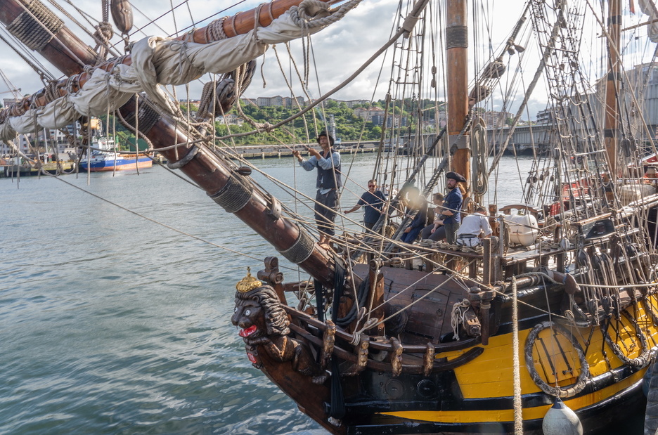 La tripulación del Shtandart, manos a la obra. 
