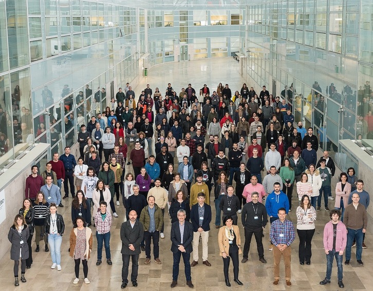 Guztira 215 langile ditu; horietatik %50, hainbat diziplinatako doktoreak.