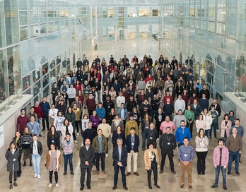 Guztira 215 langile ditu; horietatik %50, hainbat diziplinatako doktoreak.