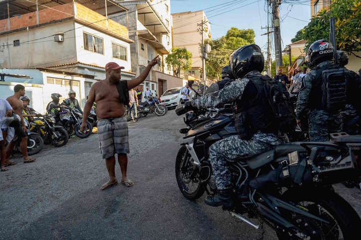 Un hombre se dirige a los policías ante el hospital Getulio Vargas, en Río de Janeiro, tras la masacre del martes.