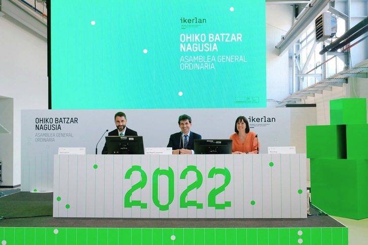 Ion Etxeberria, director general de Ikerlan, José Miguel Lazkanotegi, presidente, y Miren Iregi, secretaria del consejo rector.  