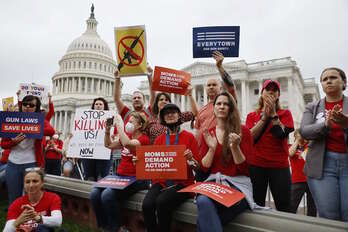 Activistas demandan control de armas en las afueras del Congreso.