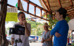 Tim Roth dirigido por Michel Franco durante el rodaje de Acapulco.