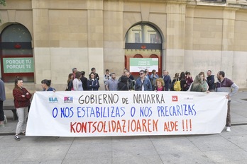 Concentración de sindicatos para criticar el decreto de estabilización del Gobierno de Nafarroa.