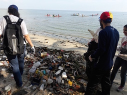 Voluntarios de El Zulia Recicla recogiendo deshechos a orillas del lago Maracaibo.