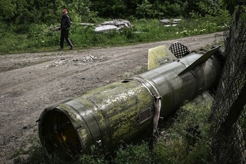 Restos de un misil en la hostigada localidad de Lisichansk, en el Donbass.