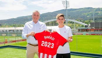 Garazi Murua Joseba Aguirre kirol-zuzendariarekin hitzarmena luzatu berritan.