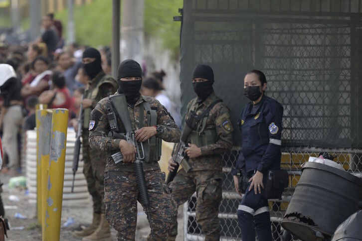 Soldadu salvadortarrak La Esperanza espetxearen kanpoaldean.