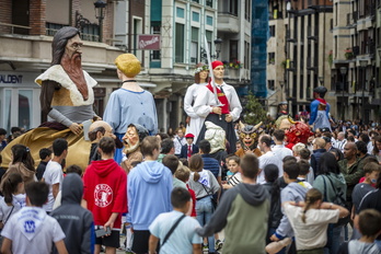 Suziriaren ostean, erraldoi eta buruhandiek hartu dituzte Beasaingo kaleak. 