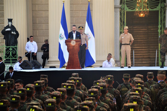 El presidente de El Salvador, Nayib Bukele, se dirige a sus tropas.