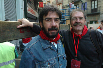 Enrique Pimoulier, a la izquierda, junto a su compañero José Luis Larrión, en una imagen tomada en el vallado de San Fermín de 2005.