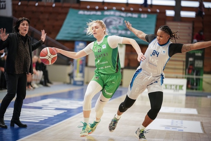 Joy Brown defiende a Katja Zec en el último derbi entre Kutxabank Araski e IDK Euskotren.