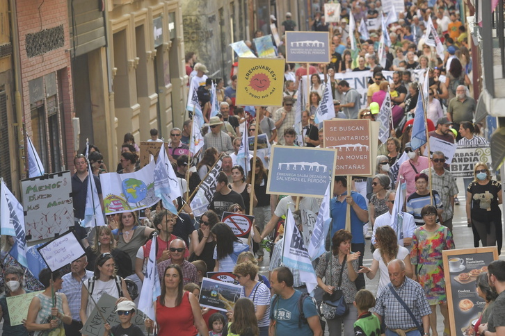 La manifestación por un nuevo modelo energético ha recorrido varias calles del centro de Iruñea. 