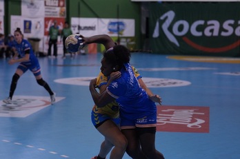 Mariane Fernandes, arerio bati iskin egin nahian. 