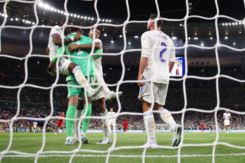 Los jugadores del Real Madrid felicitan a Courtois, uno de los héroes de la final